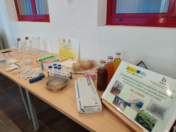 Taller de sidra con personas sordociegas
