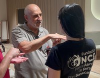 José Luis Berdiel, persona con sordoceguera, con su mediadora comunicativa