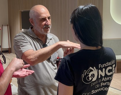 José Luis Berdiel, persona con sordoceguera, con su mediadora comunicativa