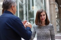 Una mujer con sordoceguera con su mediador comunicativo
