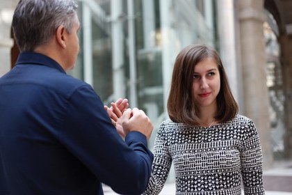 Una mujer con sordoceguera con su mediador comunicativo