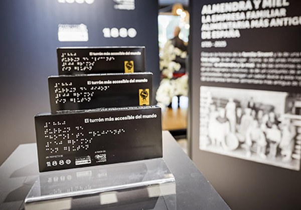 Imagen de cuatro tabletas de turrón accesible