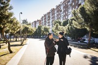 Una mujer con sordoceguera junto a su mediadora comunicativa