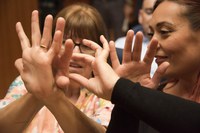 Un medidadora comunicativa con una mujer con sordoceguera