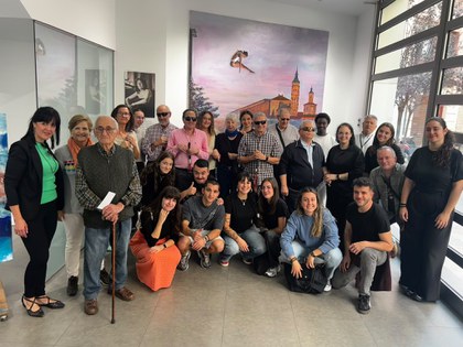 Personas con sordoceguera de la ONCE disfrutan de una jornada de convivencia y arte en Zaragoza