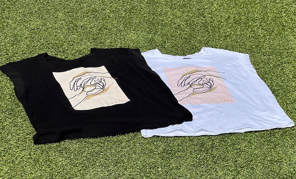 Las dos camisetas, blanca y negra, de Sfera a beneficio de FOAPS