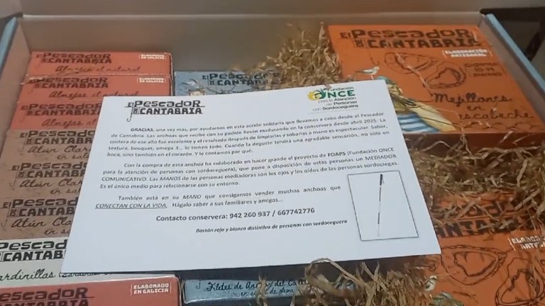 Caja de envases El pescador de Cantabria con mensaje de FOAPS